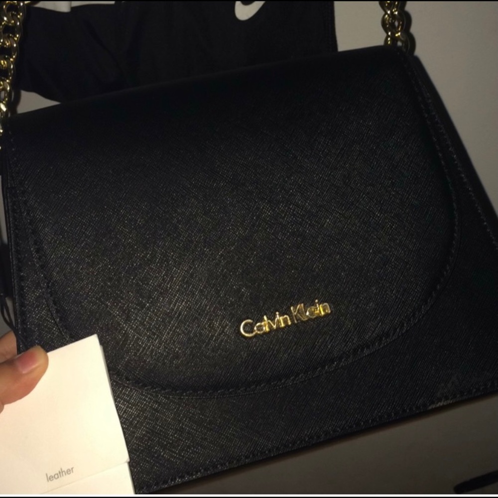 Black sleek Calvin Klein side bag!